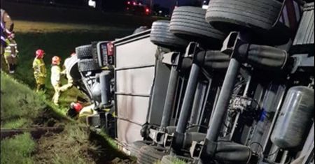 Luboń. Ciężarówka wypadła z autostrady, w kabinę wbił się słup