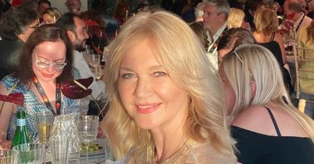 Grażyna Torbicka kolejny raz zadała szyku na festiwalu w Cannes. Na kolacji odkryła ramiona w bluzce z cekinami (FOTO)