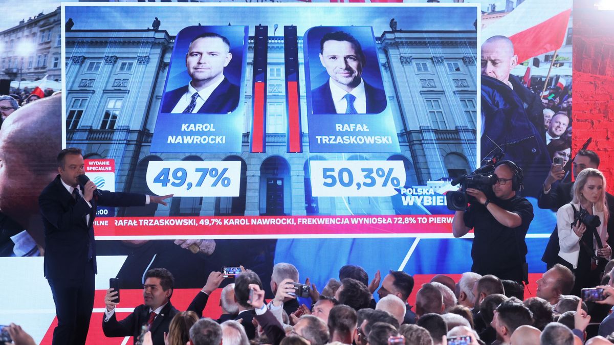 Warszawa, 01.06.2025. Wybory prezydenta RP - II tura. Rzecznik PiS Rafał Bochenek (L) w sztabie wyborczym kandydata Komitetu Obywatelskiego, popieranego przez PiS prezesa IPN Karola Nawrockiego, 1 bm. w Warszawie. Zakończyło się głosowanie w II turze wyborów prezydenta RP. (mr) PAP/Leszek Szymański