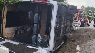 Wypadek autokaru z pielgrzymami pod Tarnowem. 6 osób jest rannych