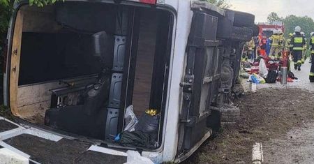 Wypadek autokaru z pielgrzymami pod Tarnowem. 6 osób jest rannych