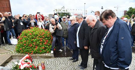 Obchody Sierpnia '80. Lech Wałęsa pod bramą Stoczni Gdańskiej: "Dziś walczymy z ludźmi, którzy niszczą nasz pomysł"