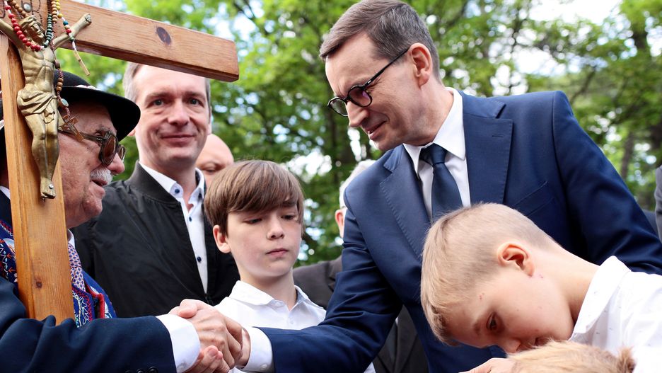 Piekary Śląskie, 29.05.2022. Premier Mateusz Morawiecki (2P) podczas mszy świętej w sanktuarium Matki Sprawiedliwości i Miłości Społecznej w Piekarach Śląskich, 29 bm. z okazji dorocznej archidiecezjalnej pielgrzymki mężczyzn i młodzieńców. (sko) PAP/Zbigniew Meissner