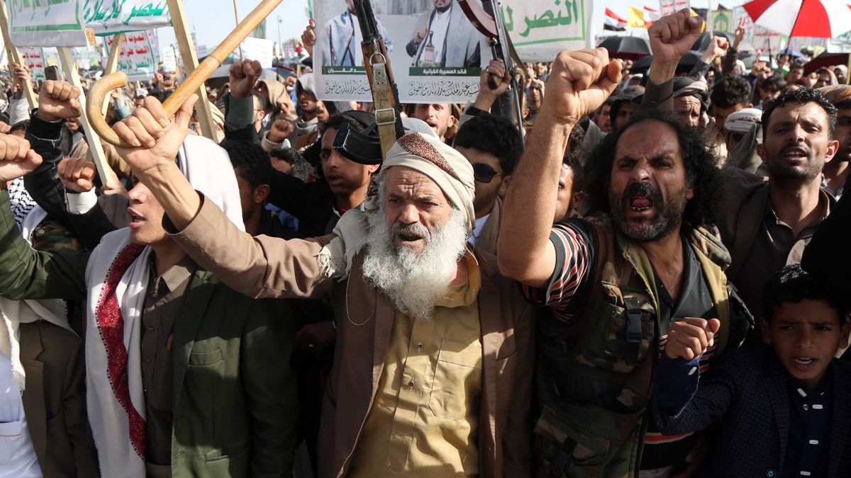 SANAA, YEMEN - APRIL 3: Houthis stage a protest against US and Israeli attacks on Iran as they gather at Al Sabeen Square in Sanaa, Yemen on April 3, 2026. (Photo by Mohammed Hamoud/Anadolu via Getty Images)
