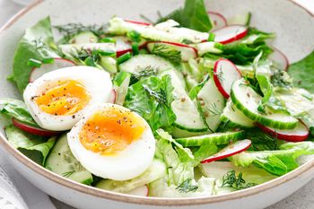 Do sałatki wiosennej dorzucam grecki akcent. Jest świetna do kotletów i dań z grilla