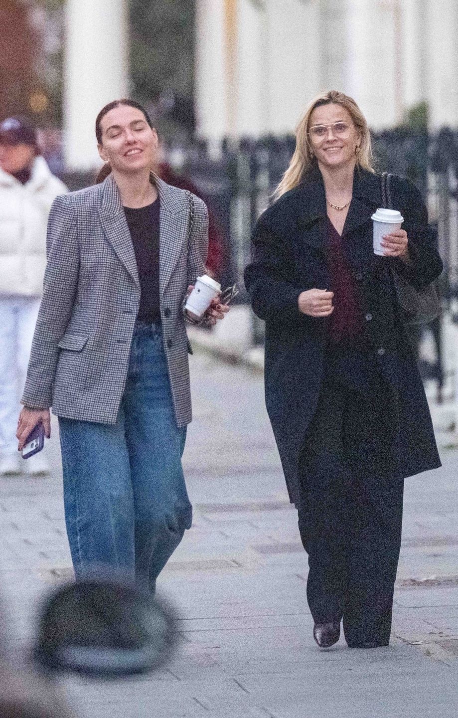 Reese Witherspoon w szampańskim nastroju buszuje po butikach