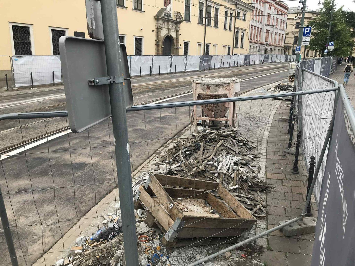 W ramach inwestycji wymieniono zużyte elementy torowiska – szyny, zwrotnice oraz krzyżownice węzłowe – między ul. Grodzką a filharmonią.