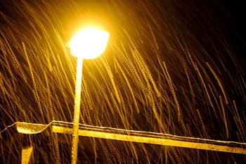 Ciemno, pada, a lampy nie świecą na skrzyżowaniu. Spór o umowę na prąd