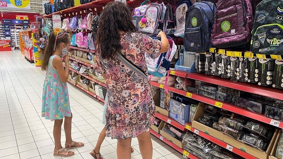 Aż 60,9 proc. rodziców chce kupić wyprawki szkolne w promocji.