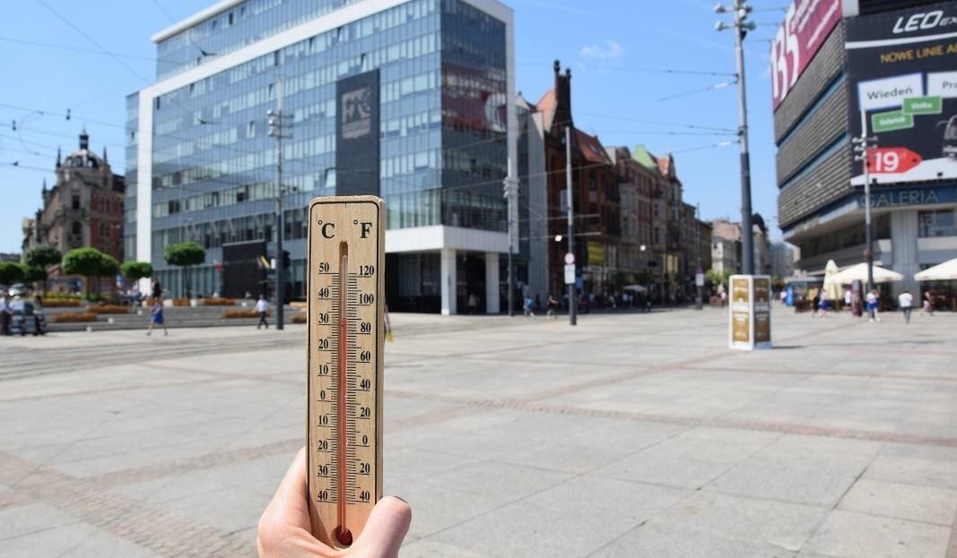 Katowice niczym pustynia. W Śródmieściu, Dębie i Koszutce w upały nie da się żyć. Miasto walczy ze zmianami klimatu.