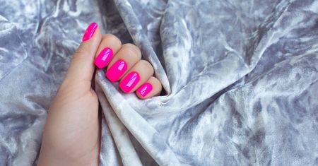 Energetyczne neonowe paznokcie. Barwny manicure jak wspomnienie lata