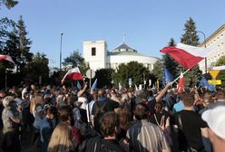 Protesty przed Sejmem. Zwolennicy PiS organizują wiec poparcia dla rządu