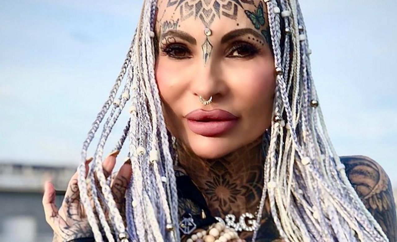 Adrianna z "Królowych życia" ma mnóstwo tatuaży. Jak wyglądała, zanim je zrobiła?