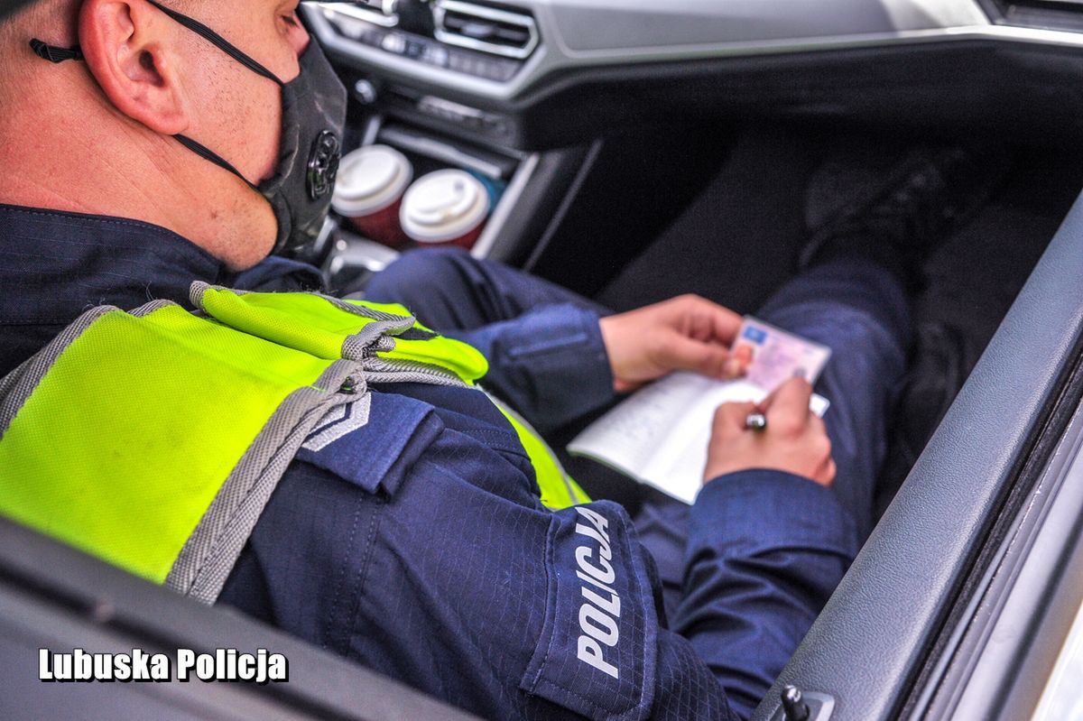 Bez uprawnień i z pijanym pasażerem na skuterze. Policja przypomina ważną datę