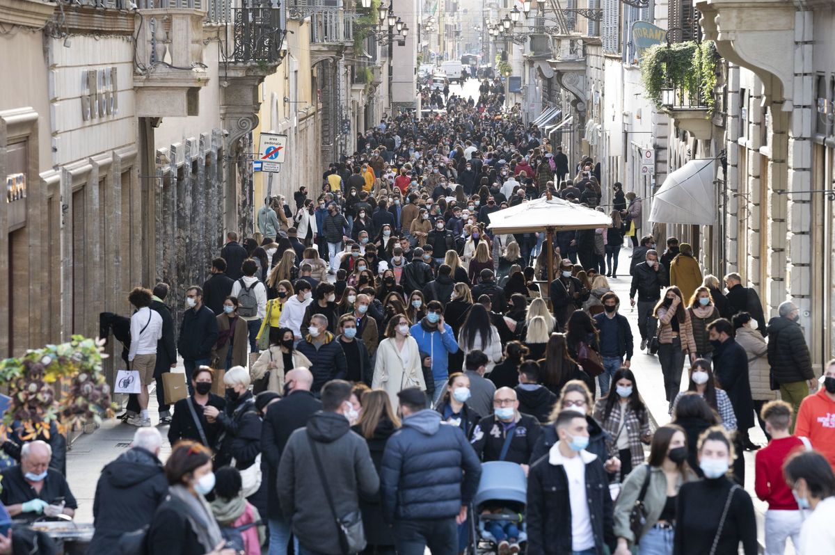 Koronawirus w Europie. Tłumy na ulicach Rzymu po zniesieniu części obostrzeń