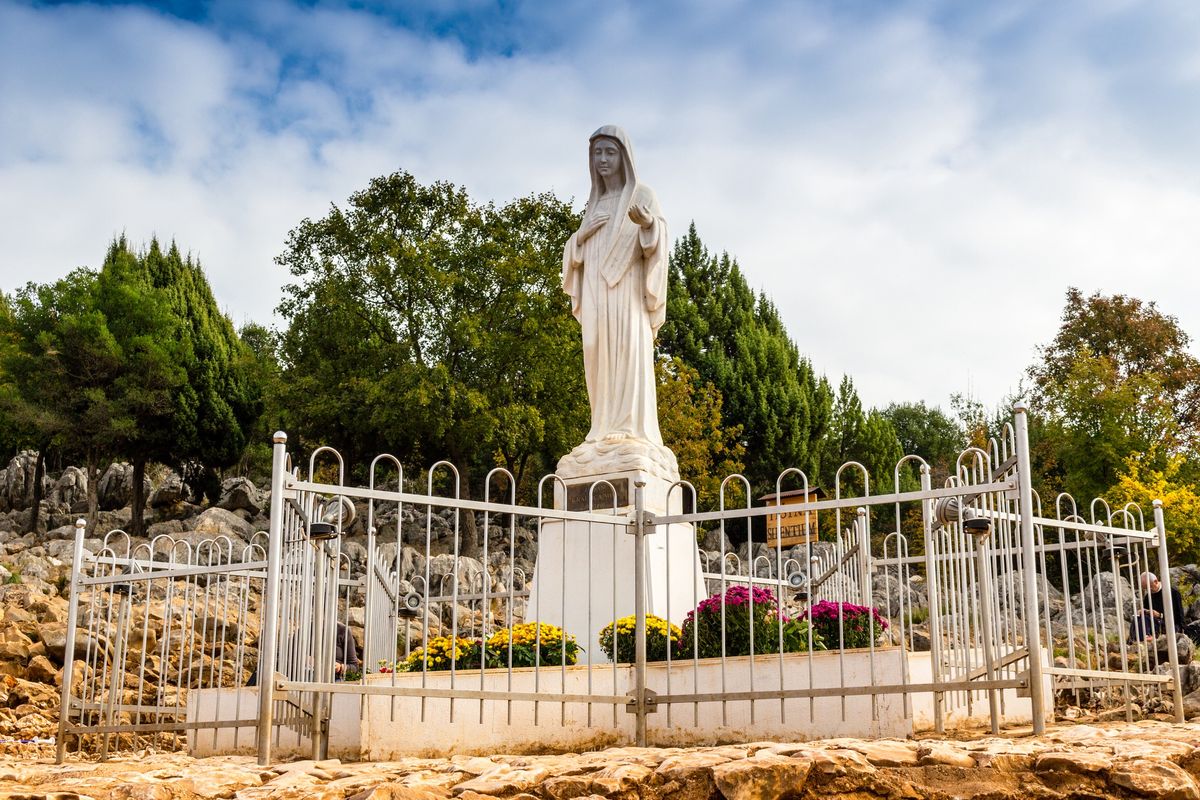 Figura Najświętszej Maryi Panny na górze Podbrdo z widokiem na Medjugorje w Bośni i Hercegowinie. Zdjęcie ilustracyjne