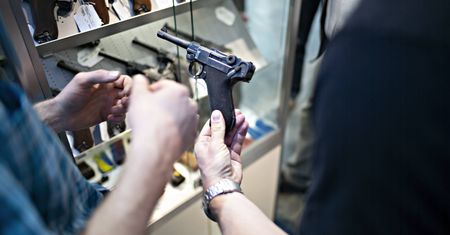 Polacy idą po broń. Policja ujawnia dane
