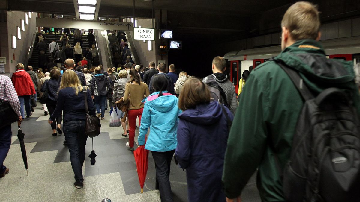 Warszawiacy w metrze
Radek Pietruszka
budowa, linia, ludzie, metro, Politechnika, ruch, schody, stacja, t�ok, t�um, Warszawa, warszawiacy, warszawiak, komunikacja miejska