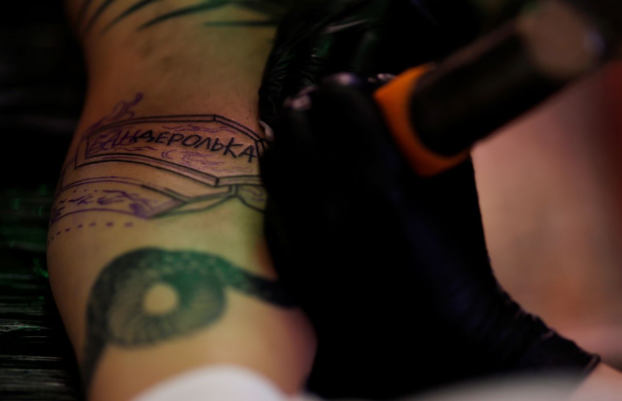 Liliya Tolmachova wybrała tatuaż przedstawiający trumnę z napisem "Banderolka"