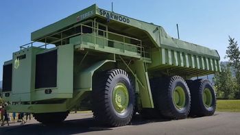 Powstała jedna sztuka. Miała 3300 KM i paliła 1150 l "na setkę"