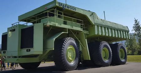 Powstała jedna sztuka. Miała 3300 KM i paliła 1150 l "na setkę"