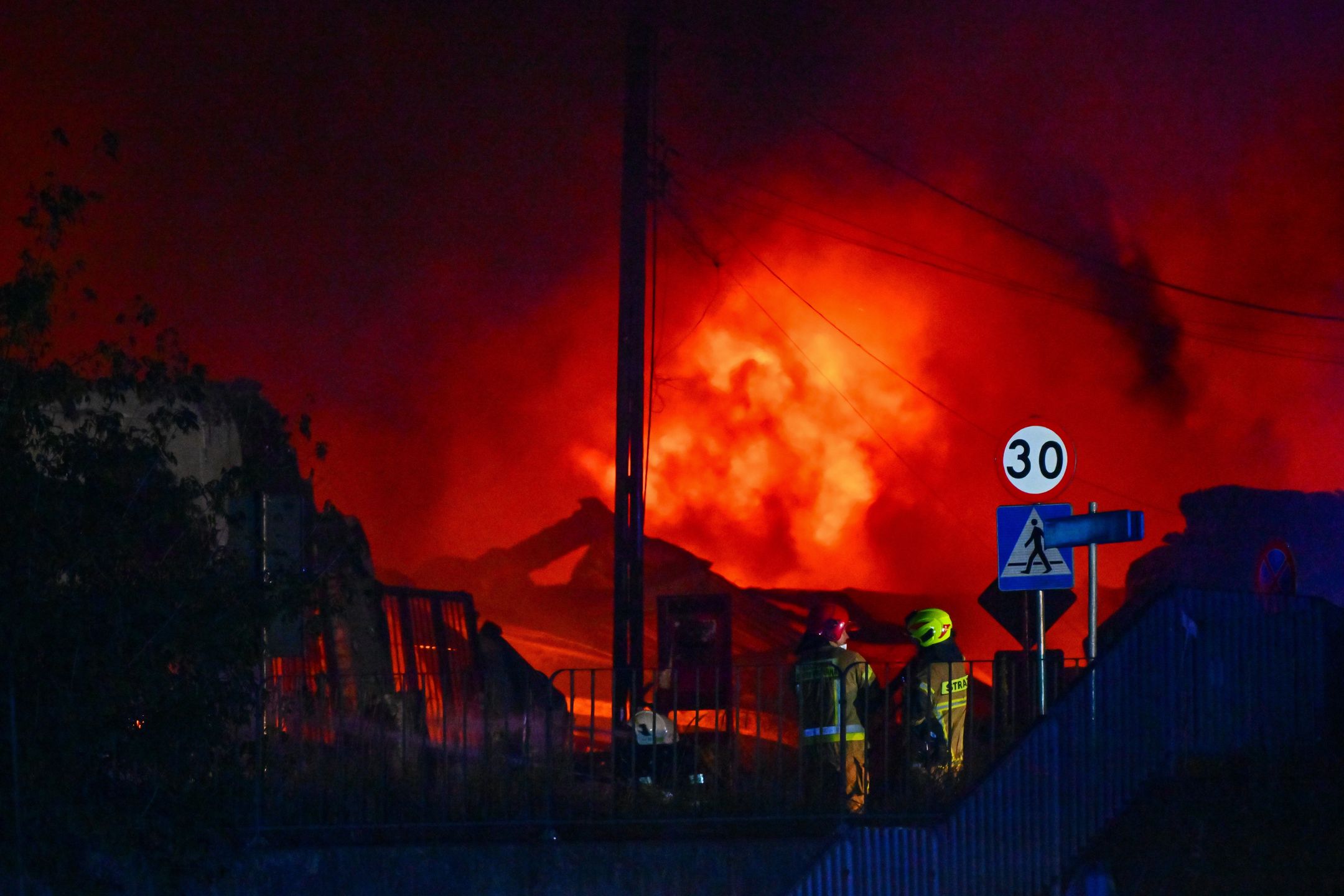 Po�ar hali produkcyjnej
Mi�sk Mazowiecki, 13.07.2025. Po�ar hali produkcyjnej w Mi�sku Mazowieckim, 13 bm. Na miejscu pracuje 10 zast�p�w stra�y po�arnej i doje�d�aj� nast�pne. Nie ma os�b poszkodowanych. (ad) PAP/Przemys�aw Pi�tkowski ***Do tego materia�u zdj�ciowego dost�pna jest r�wnie� depesza w systemie CSI, pt.: Mi�sk Mazowiecki/ Po�ar hali produkcyjnej***
Przemys�aw Pi�tkowski
dym, hala, ogie�, po�ar, produkcyjna