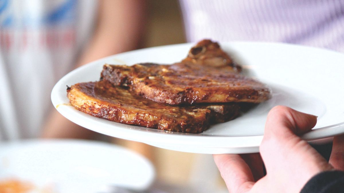 Kotlety bez panierki wychodzą  bardzo miękkie, że aż mięso rozpływa się w ustach.