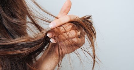 Włosy też się starzeją. Sprawdź, jak zatrzymać ten proces