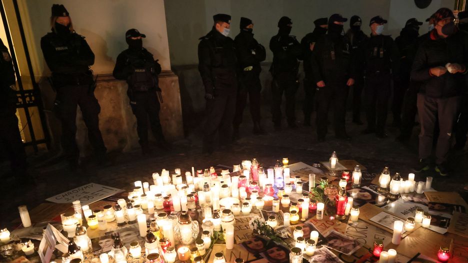 Warszawa, 06.11.2021. Protest pod hasłem "Ani jednej więcej" przed siedzibą Ministerstwa Zdrowia w Warszawie, 6 bm. Protest przeciwników ograniczania dostępu do aborcji zorganizowany został po śmierci 30-letniej ciężarnej kobiety z Pszczyny. (sko) PAP/Leszek Szymański