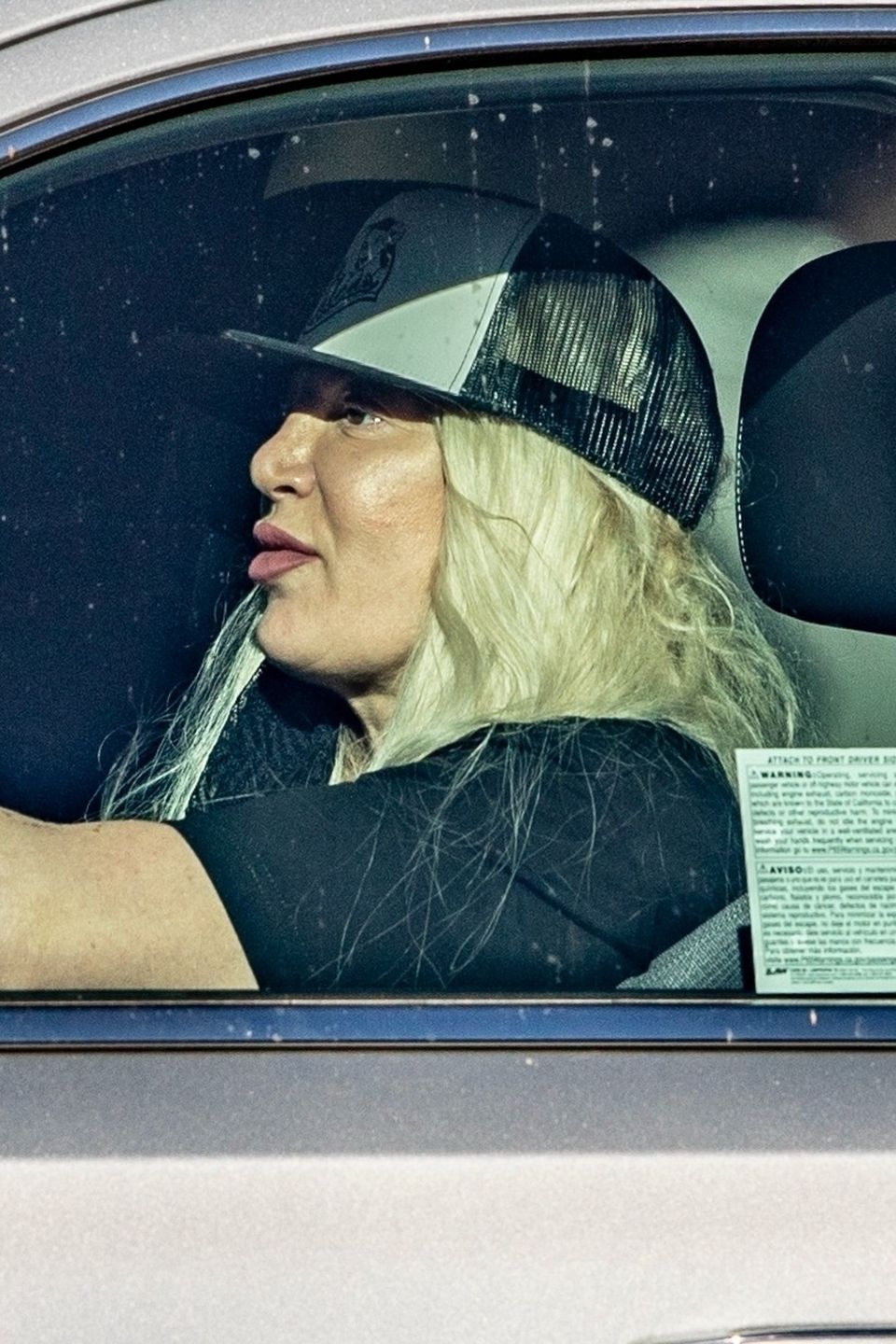 Tori Spelling strzela groźne miny