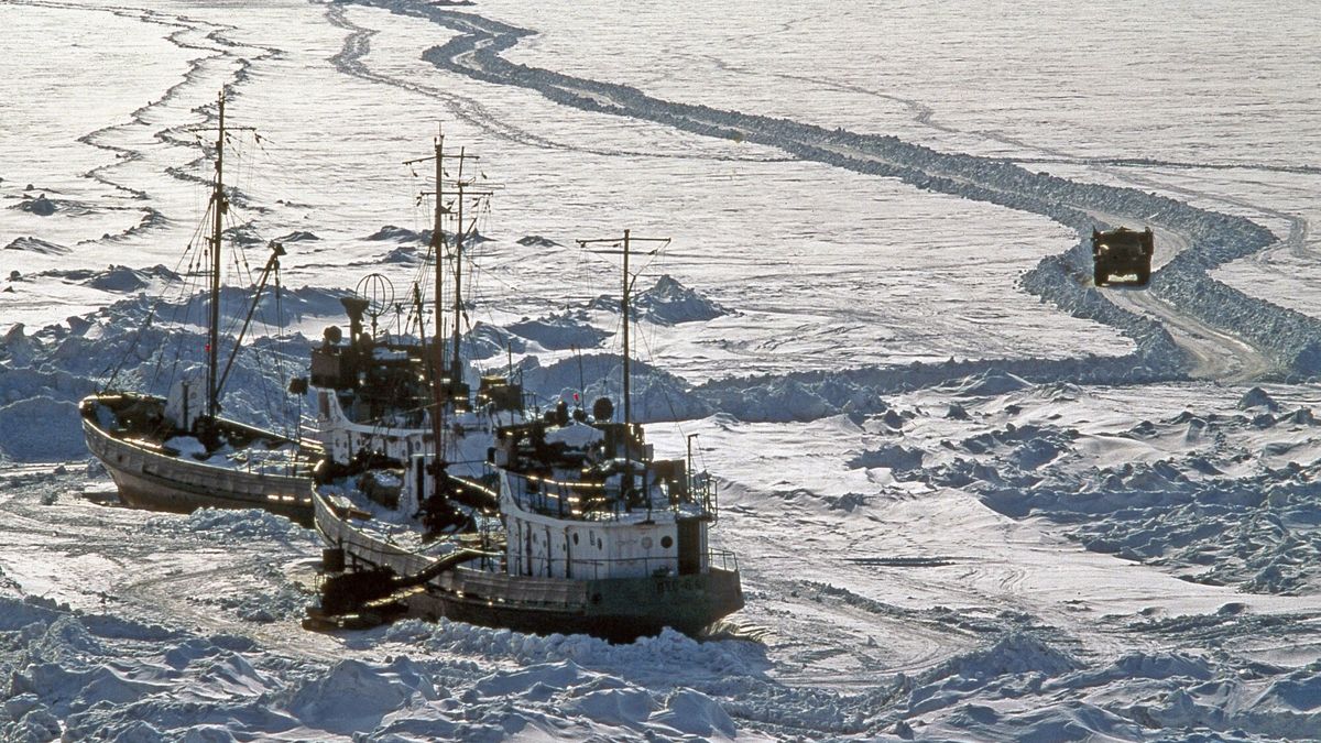 Rosja - eskimosiPHOTO : EAST NEWS? ALL OVER  ZYCIE ESKIMOSOW  NORTH SIBERIA TWO FISHING BOATS TRAPPED IN THE ICE OF FROZEN KATHANGA RIVERMAX DERETA