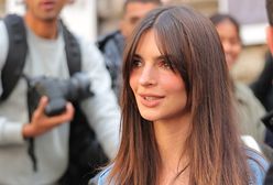 Emily Ratajkowski w spodniach w panterkę i swetrze z wizerunkiem Prince’a. Czy to udany zestaw?