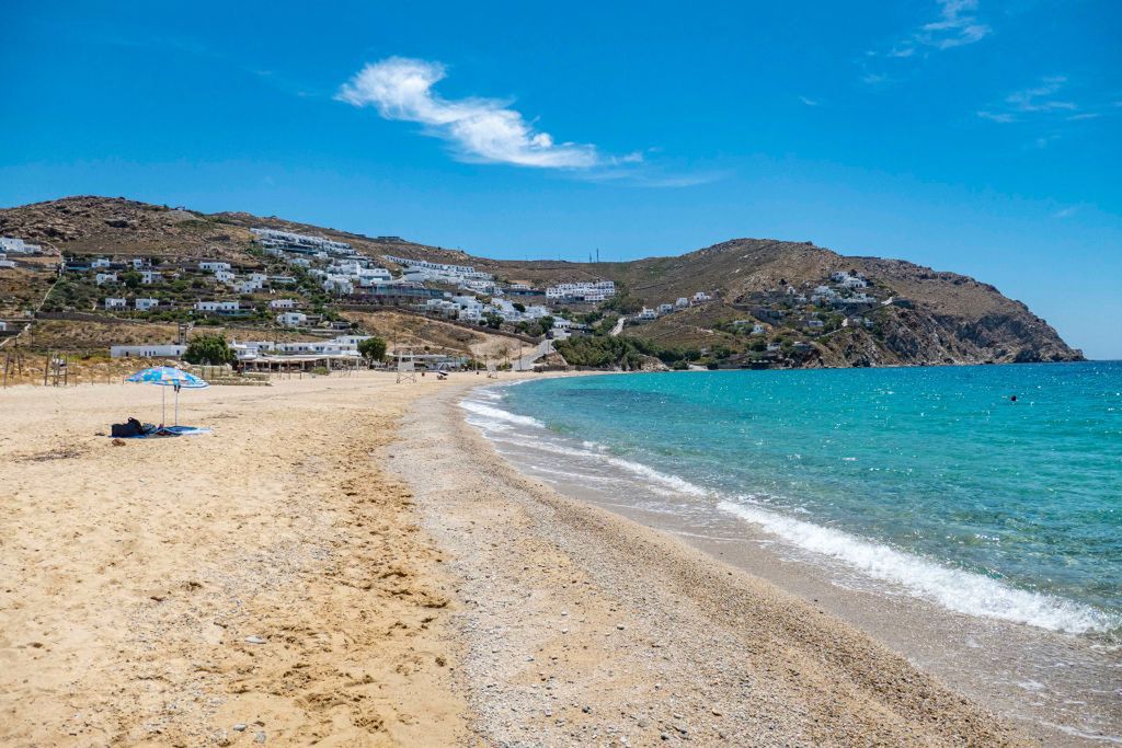 Popularna plaża Elia na wyspie Mykonos. W tegorocznym sezonie letnim świeci pustkami