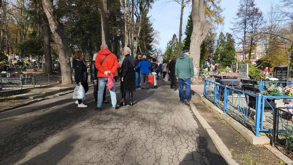 1.11.2025 Tłumy na cmentarzach w Jeleniej Górze