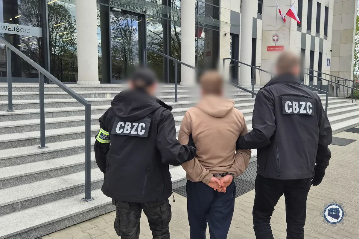 Funkcjonariusze CBZC w trakcie czynności śledczych