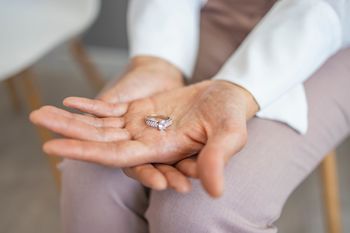 Co z pierścionkiem zaręczynowym po rozstaniu? Prawniczka rozwiewa wątpliwości