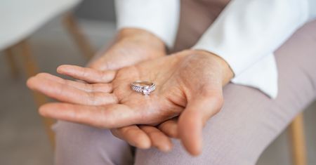 Co z pierścionkiem zaręczynowym po rozstaniu? Prawniczka rozwiewa wątpliwości