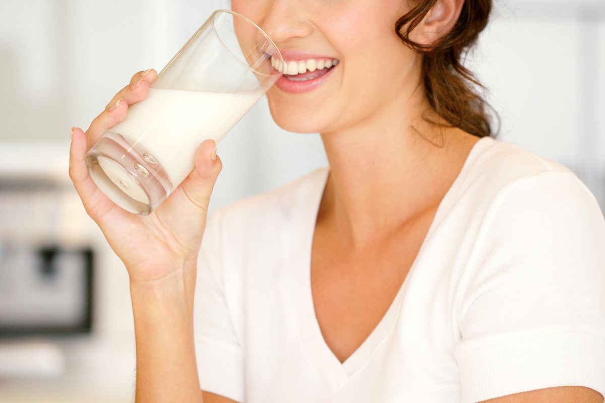 Skimmed milk is a drink that hydrates excellently.