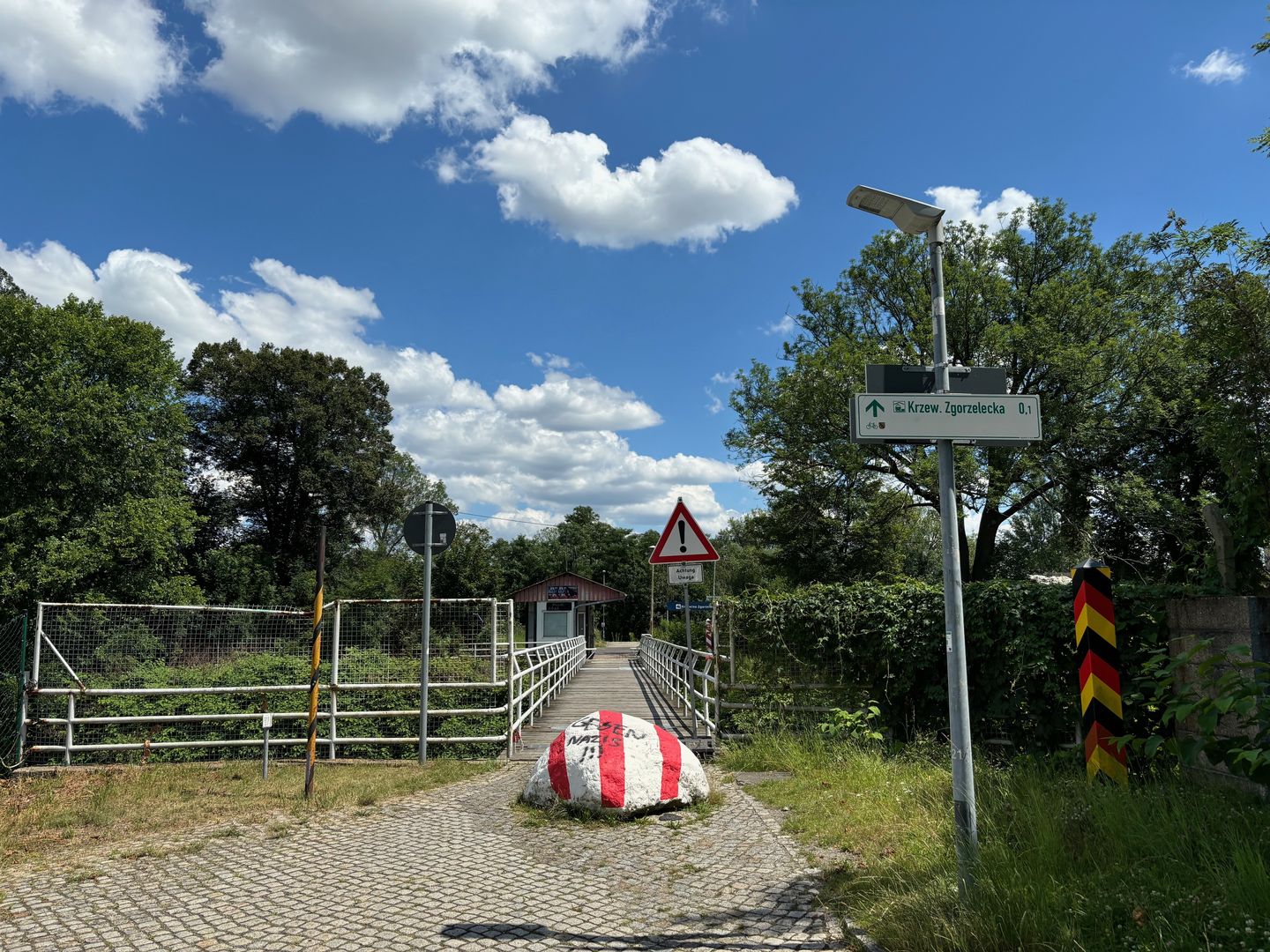 Nielegalni migranci korzystają z kładki, która łączy Krzewinę Zgorzelecką z Ostriz