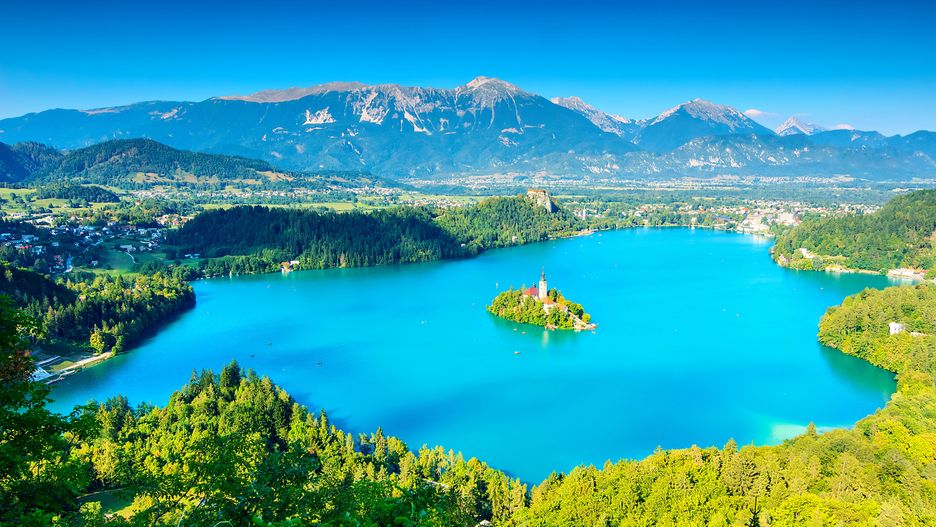 Bled znajduje się nad malowniczym jeziorem o tej samej nazwie
