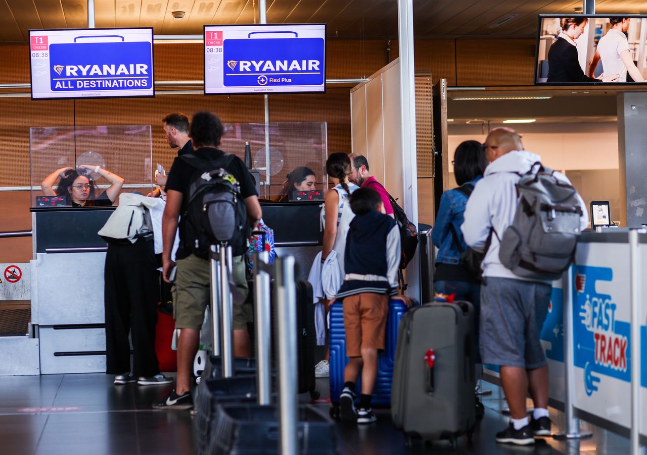 Kosztowna pomyłka emerytów. Na lotnisku Ryanair naliczył wysoką opłatę