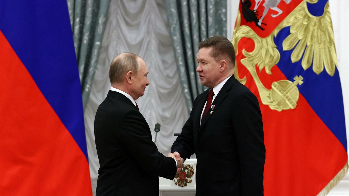 arch49Russia's President Vladimir Putin (L) shakes hands with Gazprom CEO Alexei Miller after awarding him with the title of "Hero of Labor of the Russian Federation"  during an award ceremony  at the Kremlin in Moscow on February 2, 2022. (Photo by Sergei KARPUKHIN / POOL / AFP)SERGEI KARPUKHIN