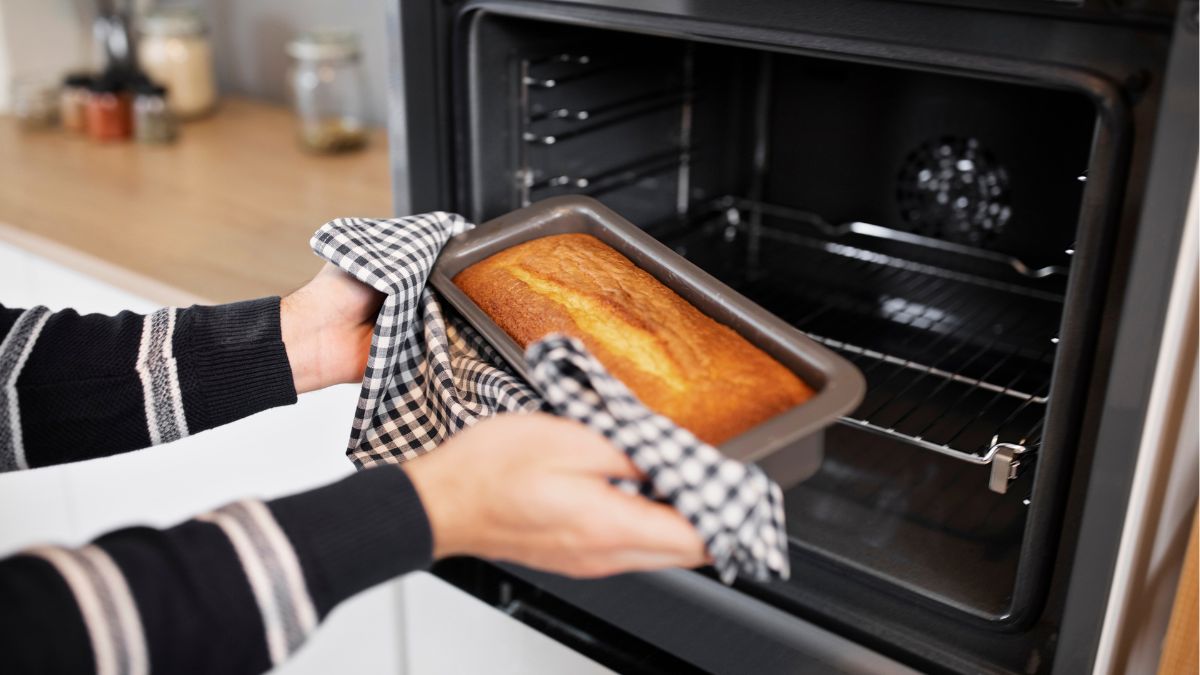 Wyciąganie wypieku z piekarnika.