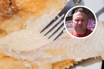 Strzelczyk od 25 lat przychodzi do tej smażalni ryb. Pokazał, co faktycznie jest pod panierką