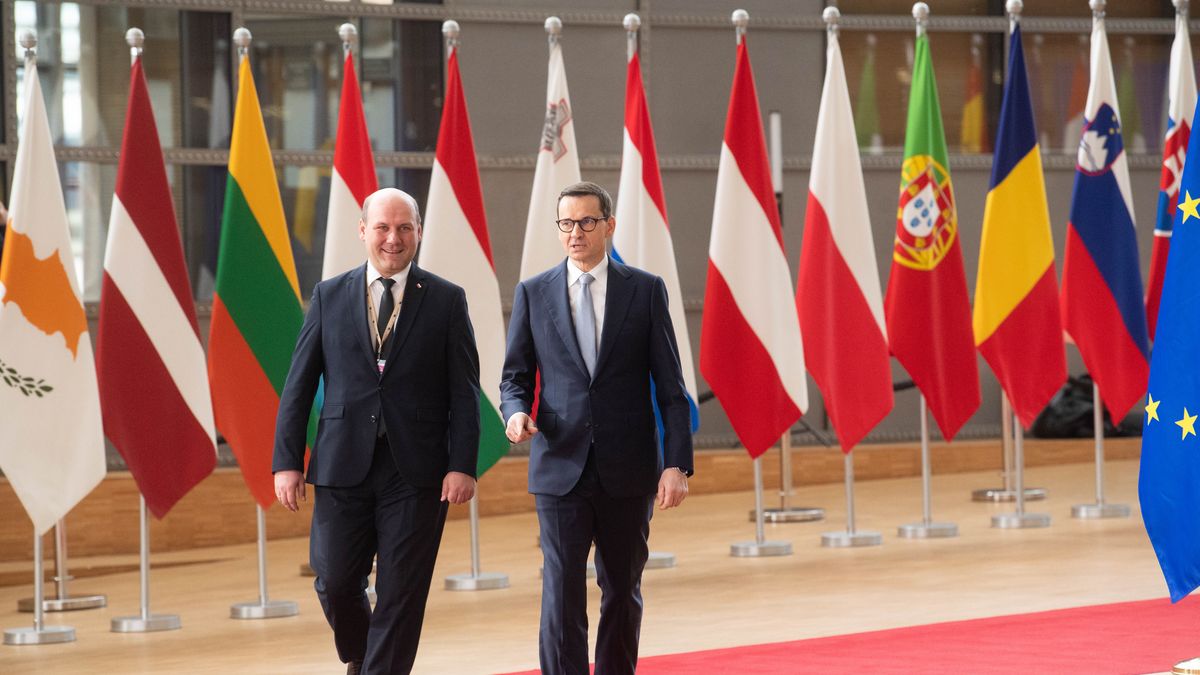 Bruksela, Belgia, 24.03.2023. Premier Mateusz Morawiecki (P) i minister ds. UE Szymon Szynkowski vel Sęk (L) w budynku "Europa" w Brukseli, 24 bm. w drugim dniu szczytu Unii Europejskiej. (aldg) PAP/Andrzej Lange