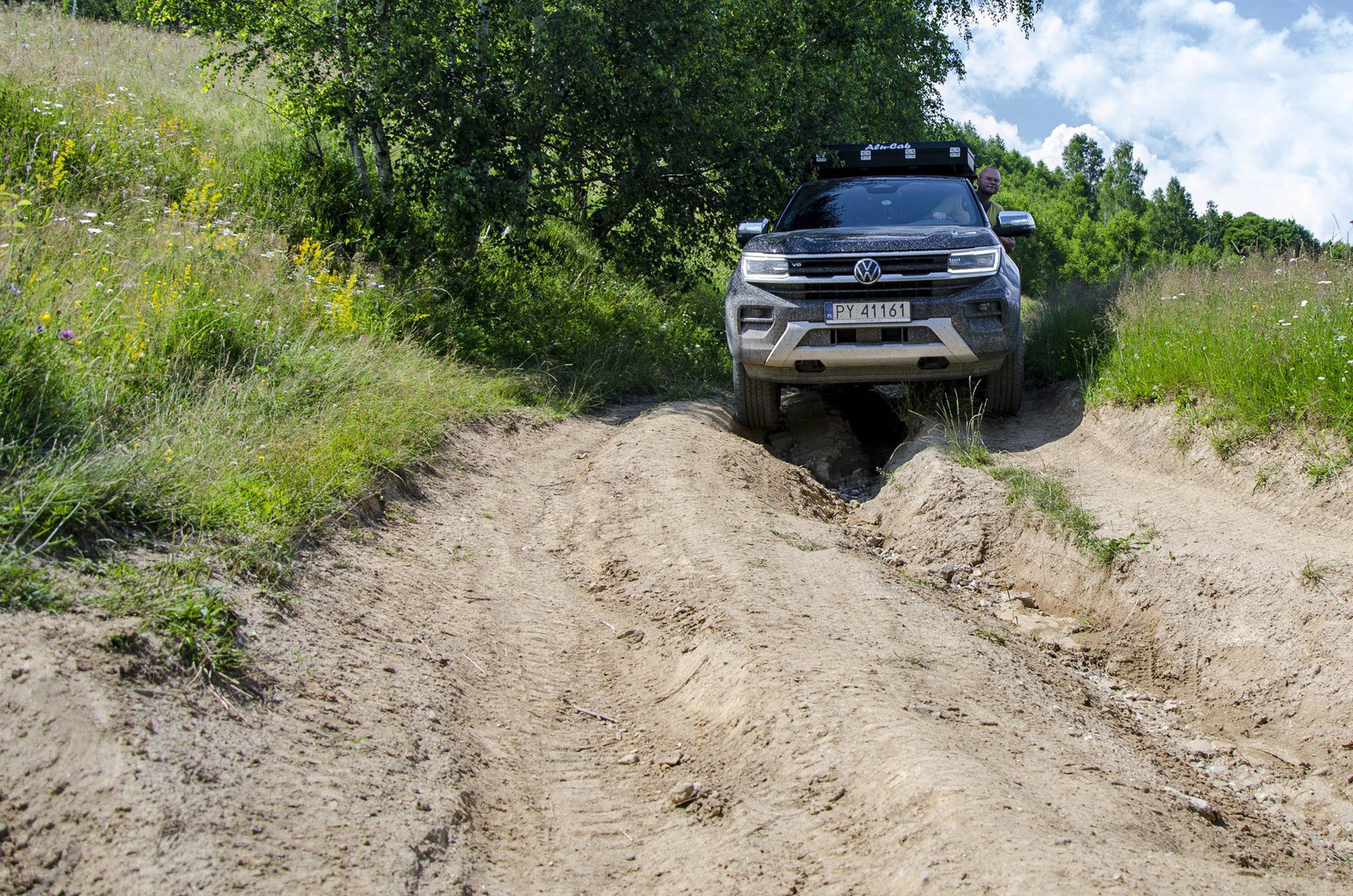 VW Amarok z zabudową i namiotem Alu-Cab