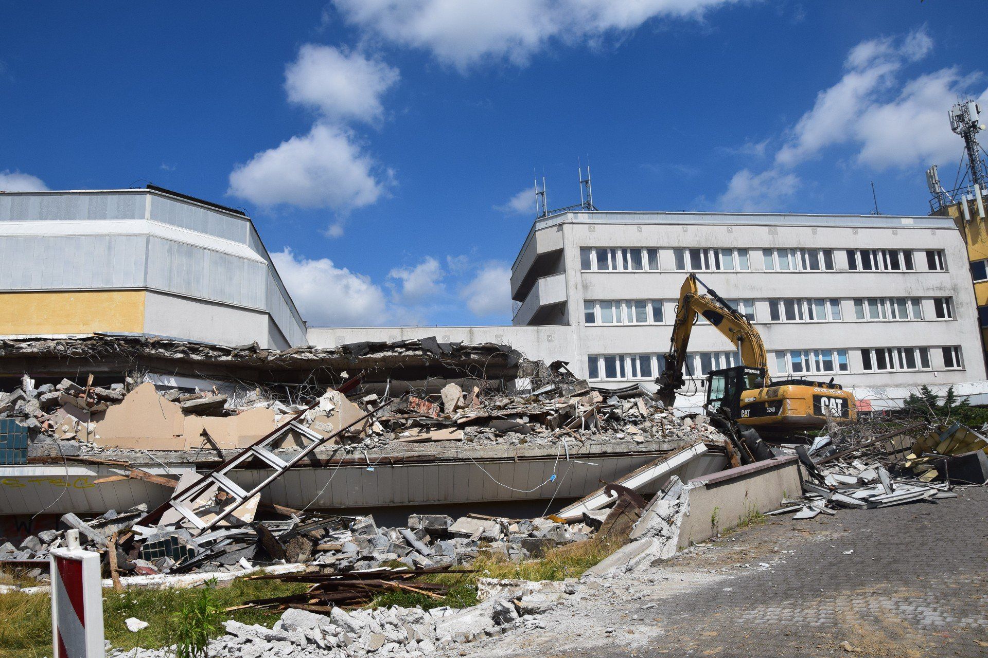 Rozpoczęły się prace nad rozbiórką &#34;Białego Domu&#34;, budynku przy ulicy Mszczonowskiej 33/35 w Skierniewicach, w zamyśle mającego być siedzibą Komitetu Wojewódzkiego PZPR