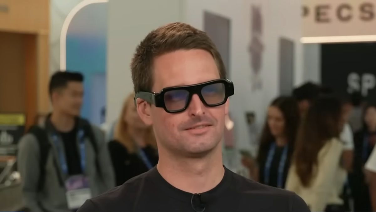 Evan Spiegel w okularach Specs