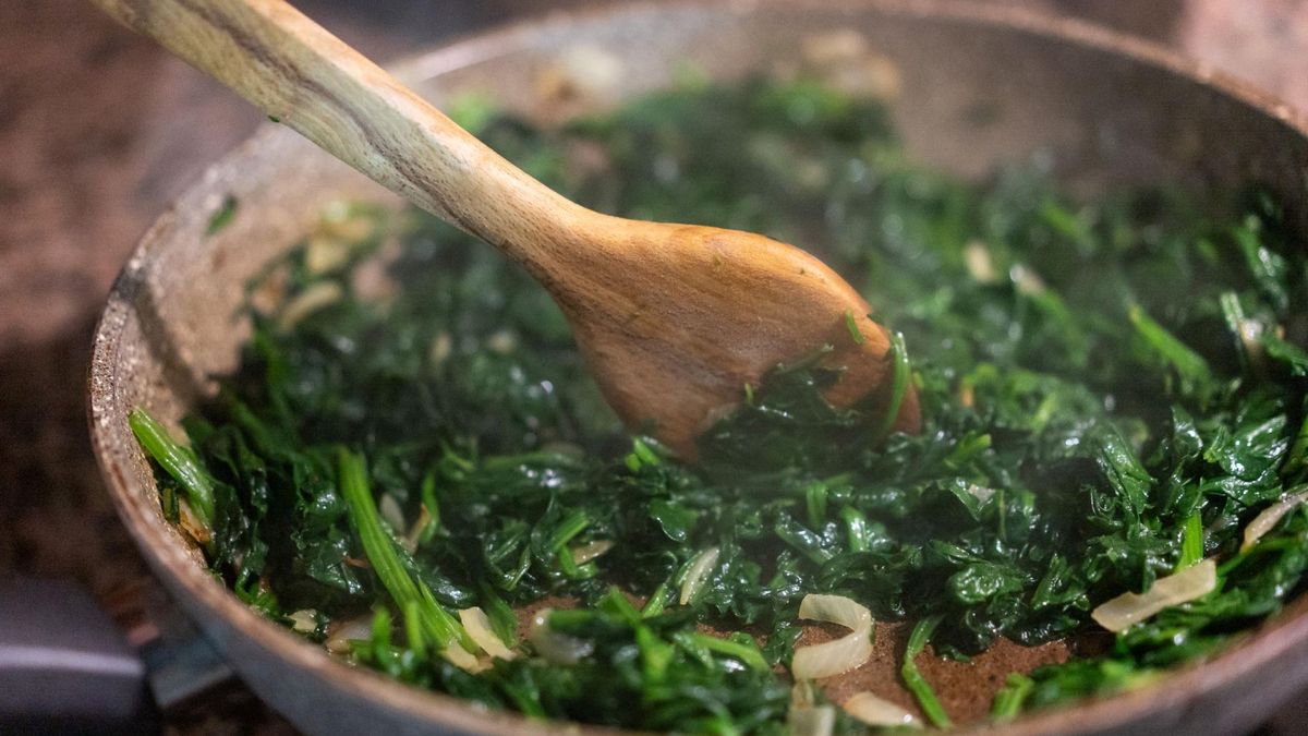 Obróbka termiczna może zwiększać przyswajalność karotenoidów ze szpinaku.
