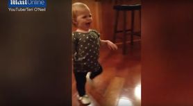 Ma 15 miesięcy i naśladuje swoją mamę w ciąży